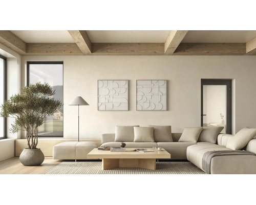 Lichte minimalistische woonkamer met beige hoekbank, houten salontafel, vloerlamp en wanddecoratie. Zichtbare houten plafondbalken.