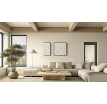 Moderne, lichte woonkamer met een beige hoekbank, houten salontafel en zichtbare houten plafondbalken en abstracte kunst aan de wand.