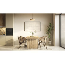 Lichte eethoek met een massief houten eettafel, vier rotan stoelen, een houten hanglamp en een groot reliëf-wandpaneel.