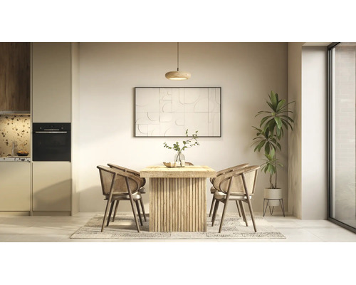 Lichte eethoek met een massief houten eettafel, vier rotan stoelen, een houten hanglamp en een groot reliëf-wandpaneel.
