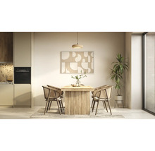 Lichte, minimalistische eethoek met een houten tafel met lattenbodem, vier rotan stoelen, abstracte wanddecoratie en een kamerplant.