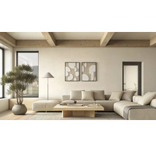 Lichte, moderne woonkamer met beige hoekbank, salontafel van licht hout, houten plafondbalken, gestreept tapijt en een olijfboom in pot.