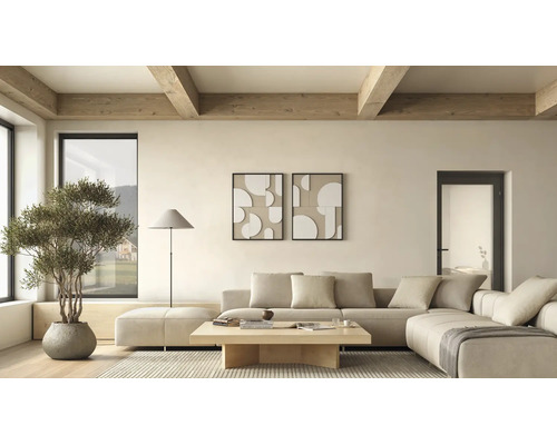 Lichte, moderne woonkamer met beige hoekbank, salontafel van licht hout, houten plafondbalken, gestreept tapijt en een olijfboom in pot.