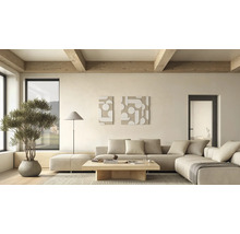 Lichte woonkamer met beige modulaire bank, houten salontafel, olijfboom in pot, vloerlamp en houten plafondbalken in een moderne stijl.