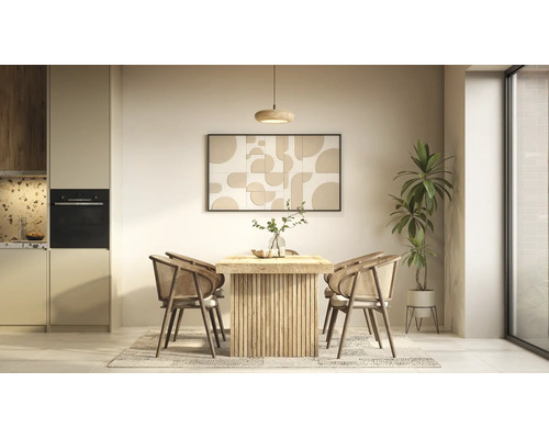 Helder ingerichte, georganiseerde eethoek met houten tafel, rotan stoelen, hanglamp en abstracte wandkunst naast een moderne keuken.