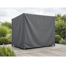 Weerbestendige textiele beschermhoes voor tuinmeubelen op een licht, verzorgd terras met houten vlonder en stenen tegels in een tuin.