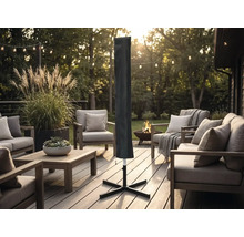 Beschermhoes voor parasols op een modern houten terras met tuinmeubelen, lichtsnoeren en een vuurschaal op de achtergrond.