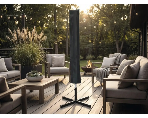 Beschermhoes voor parasols op een modern houten terras met tuinmeubelen, lichtsnoeren en een vuurschaal op de achtergrond.