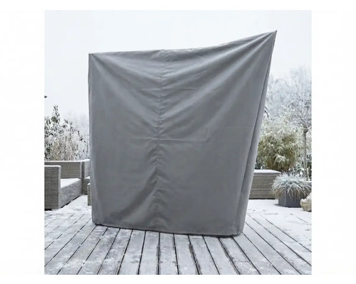 Grijze beschermhoes voor een strandstoel op een besneeuwd houten terras in de tuin.