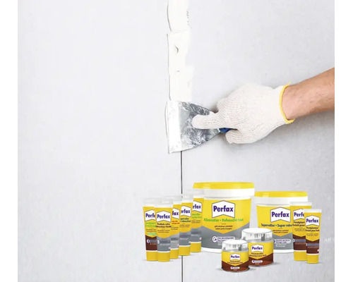 Perfax vulmiddel wordt met een plamuurmes op een muurscheur aangebracht. Verschillende Perfax producten worden getoond.