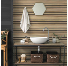 Moderne badkamer met wandpanelen van houten latten, een witte waskom op een houten rek en een zeshoekige spiegel.