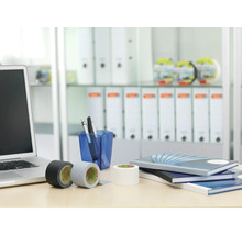 Georganiseerd, helder bureau met laptop, tesa plakband, pennenhouder en notitieblokken voor een plank met witte ordners.
