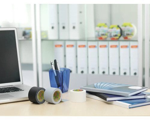 Georganiseerd, helder bureau met laptop, tesa plakband, pennenhouder en notitieblokken voor een plank met witte ordners.