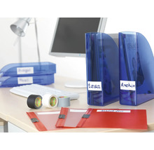 Georganiseerd bureau met gelabelde blauwe tijdschrifthouders, brievenbakken, rode mappen en verschillende rollen plakband.