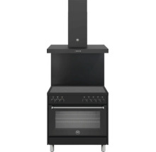 Zwart fornuis met inductiekookplaat, oven en afzuigkap met Bertazzoni Logo.