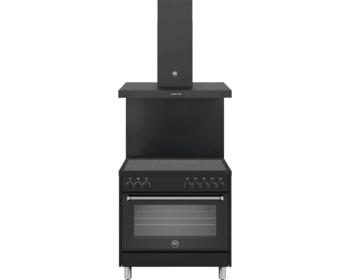 Zwart fornuis met inductiekookplaat, oven en afzuigkap met Bertazzoni Logo.