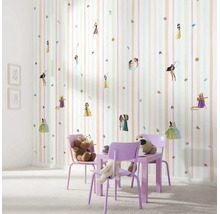 Wandstickers Disney Prinsessen in een lichte kinderkamer met gestreept behang en paarse kindermeubels.