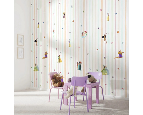 Wandstickers Disney Prinsessen in een lichte kinderkamer met gestreept behang en paarse kindermeubels.
