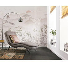 Moderne woonkamer met fotobehang van kraanvogels en bamboe, een grijze chaise longue, een zilveren booglamp en een donkere houten vloer.