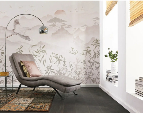 Moderne woonkamer met fotobehang van kraanvogels en bamboe, een grijze chaise longue, een zilveren booglamp en een donkere houten vloer.