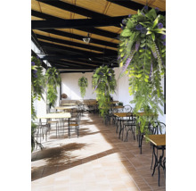 Hangende kunstplanten boven een licht terras met houten tafels en metalen stoelen.