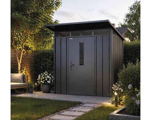 Moderne metalen tuinberging met lessenaarsdak, een deur met venster en bovenlichten in een tuin met stapstenen en planten.