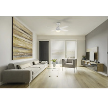 Moderne plafondventilator met verlichting in een lichte, ruime woonkamer met bank, fauteuil en parketvloer.