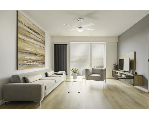 Moderne plafondventilator met verlichting in een lichte, ruime woonkamer met bank, fauteuil en parketvloer.
