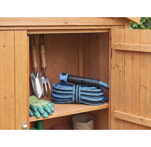 Open houten tuinkast met opgeborgen handschepje, handhark, tuinhandschoenen en een flexibele tuinslang op een plank.