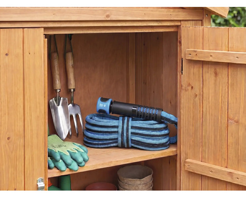 Open houten tuinkast met opgeborgen handschepje, handhark, tuinhandschoenen en een flexibele tuinslang op een plank.