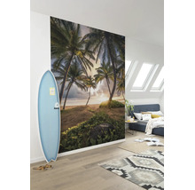 Fotobehang met een tropisch strand en palmbomen bij zonsondergang in een moderne, lichte slaapkamer.