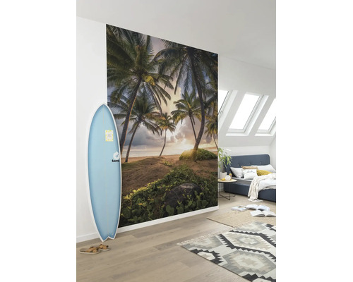 Fotobehang met een tropisch strand en palmbomen bij zonsondergang in een moderne, lichte slaapkamer.