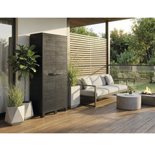 Hoge tuinkast met houtlook op een modern terras met loungemeubels en planten.