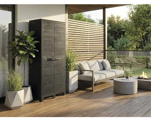 Hoge tuinkast met houtlook op een modern terras met loungemeubels en planten.