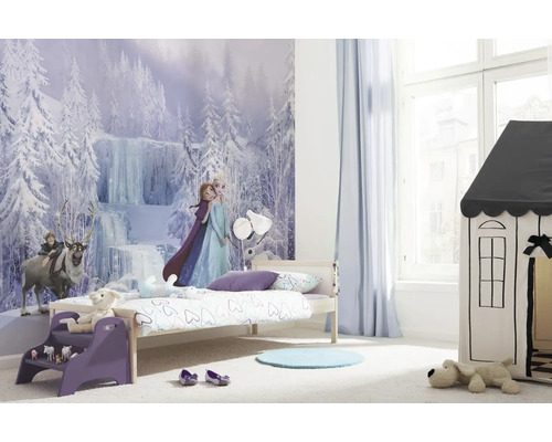 Lichte kinderkamer met Disney Frozen fotobehang, een eenpersoonsbed, een speeltent en lichte gordijnen.