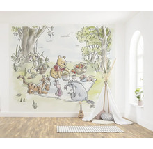 Fotobehang met Winnie de Poeh en vriendjes die picknicken in het Honderd Bunder Bos in een lichte kinderkamer met tipi en houten vloer.