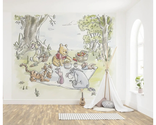 Fotobehang met Winnie de Poeh en vriendjes die picknicken in het Honderd Bunder Bos in een lichte kinderkamer met tipi en houten vloer.