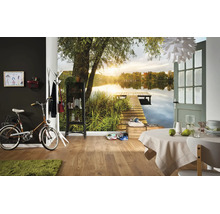 Fotobehang met meer, houten steiger en zonsondergang in een modern ingerichte kamer met houten vloer en eettafel.