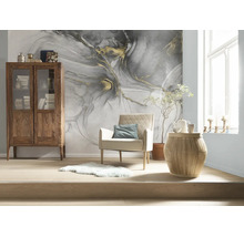 Modern ingerichte kamer met abstract fotobehang in marmerlook, houten vitrinekast, fauteuil en bijzettafel op lichte vloer.