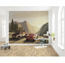 Fotobehang Cars met Bliksem McQueen en Takel in een berglandschap in een kinderkamer met bureau.