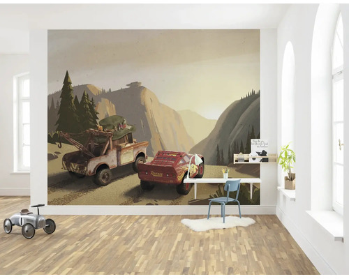 Fotobehang Cars met Bliksem McQueen en Takel in een berglandschap in een kinderkamer met bureau.