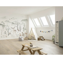 Lichte kinderkamer met fotobehang van bosdieren, tipi-tent, houten vloer en dakramen. Natuurlijk ontwerp met herten, beren en konijnen.