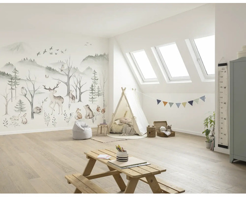 Lichte kinderkamer met fotobehang van bosdieren, tipi-tent, houten vloer en dakramen. Natuurlijk ontwerp met herten, beren en konijnen.