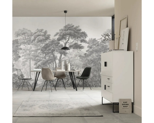 Lichte eetkamer met fotobehang met bosmotief, een moderne eettafel met diverse stoelen en een kast.
