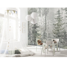 Lichte, georganiseerde kinderkamer met bos-fotobehang, zithoek, baldakijn bij het raam en papieren lampions.