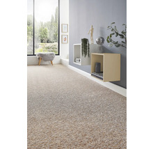 Licht ingerichte woonkamer met beige tapijt met textuur, grijze muur, wandplanken en grote raampartij.