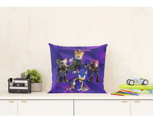 Decoratief kussen met Sonic Prime-personages op een wit dressoir in een lichte kinderkamer naast een plant en tekengerei.