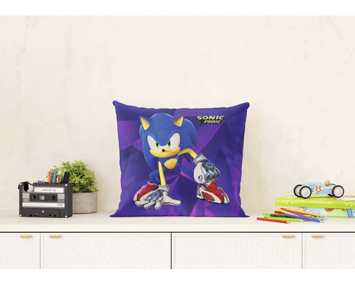 Vierkant sierkussen met blauw Sonic Prime ontwerp op een wit dressoir in een lichte, georganiseerde kinderkamer.