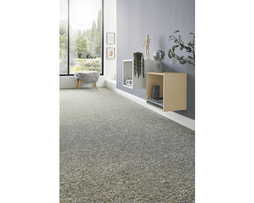 Tapijt met textuur in een modern ingerichte woonkamer met wandplanken, decoratie en een groot raam met uitzicht op het groen.