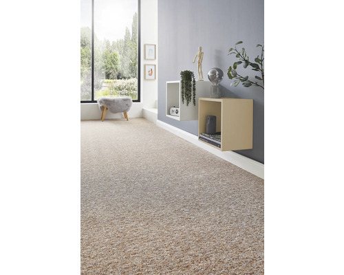 Lichte moderne kamer met beige-grijs gemêleerde tapijtvloer, grijze wand met zwevende planken en een groot raam met uitzicht op de tuin.
